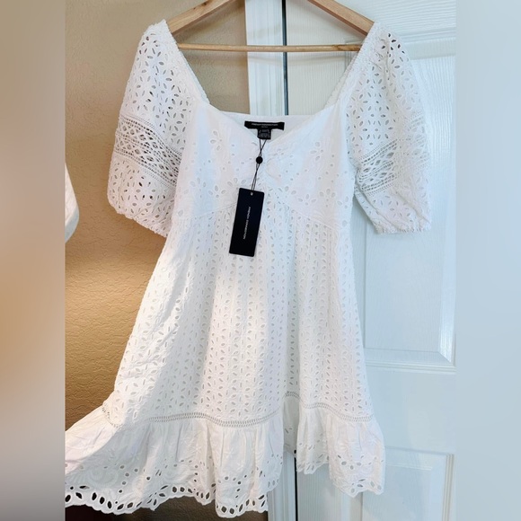 Elegant White Eyelet Dress - Picture 2 of 4
